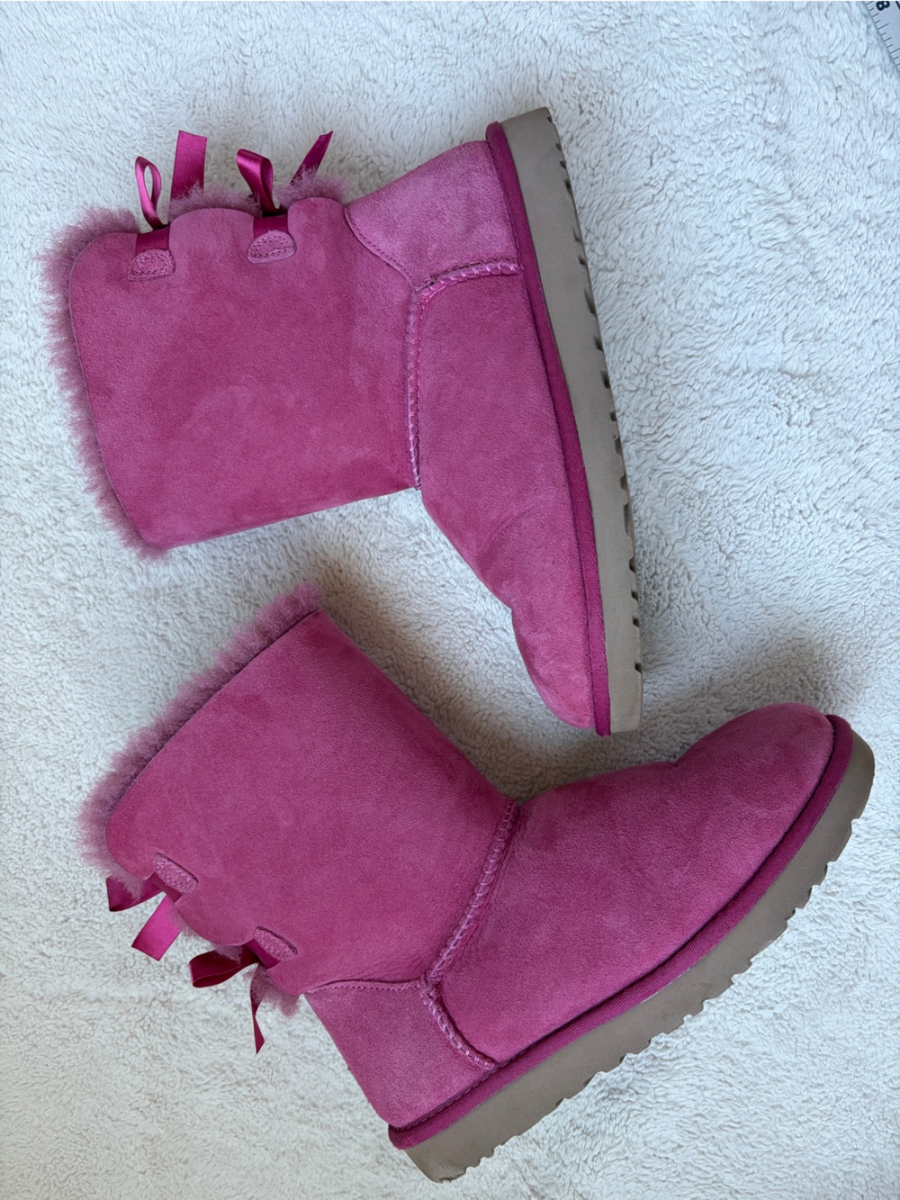 UGG SHORT BAILEY BOW II GARNET SUEDE WINTER CLASSIC PINK BOOTS SIZE 8 WOMENS